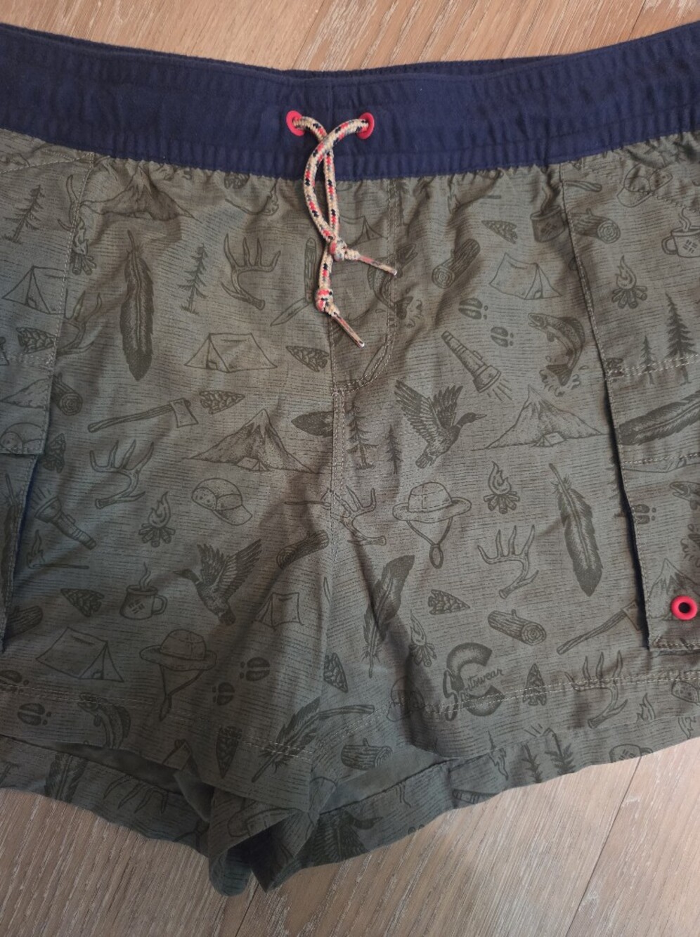 Columbia Olive Green Patterned Cargo Shorts Womens Xl with Navy Waistband - Picture 2 of 4